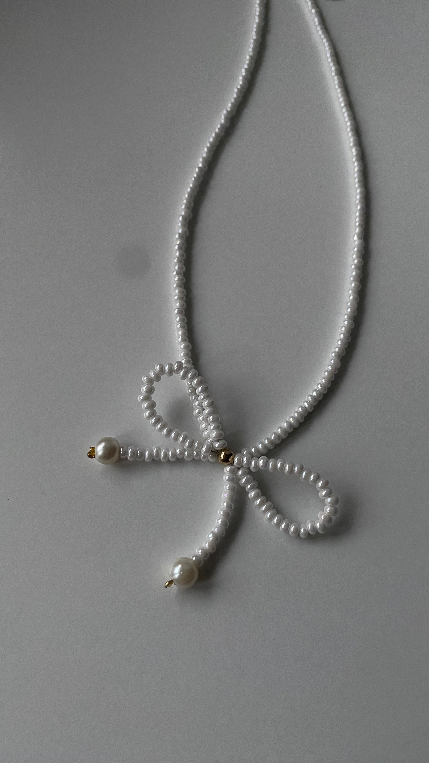 Beaded bow white necklace ๐