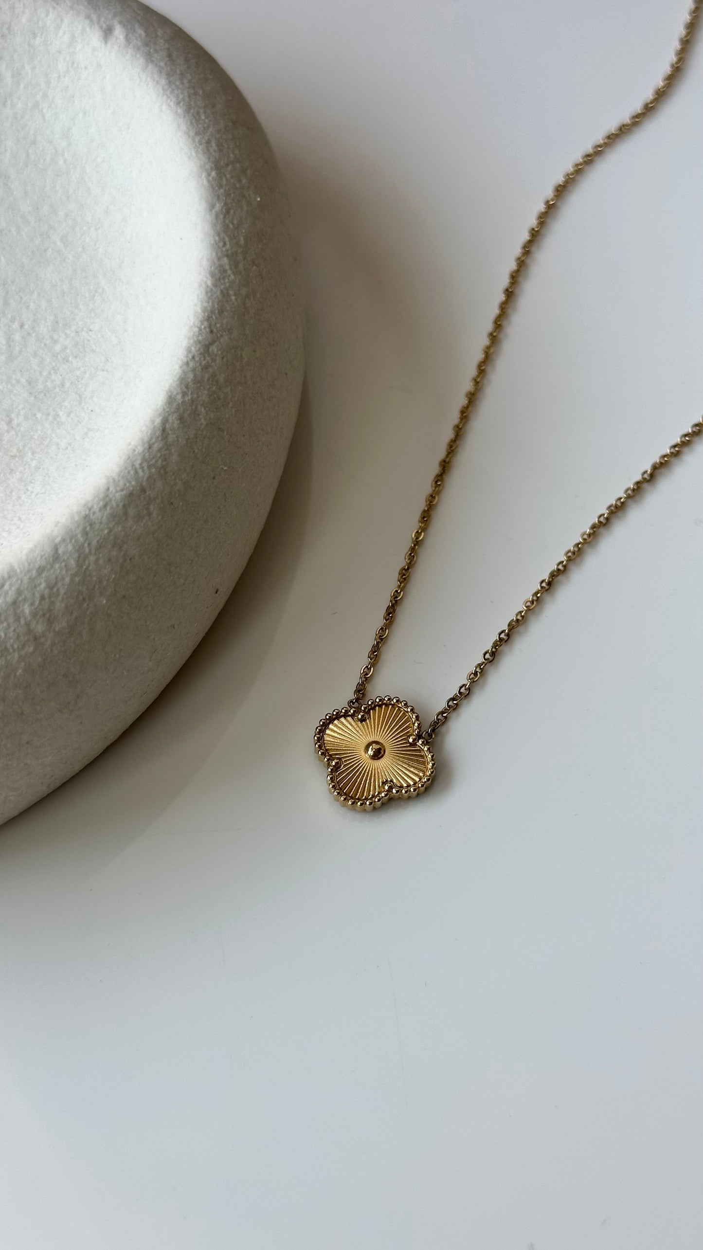 Clover necklace - gold