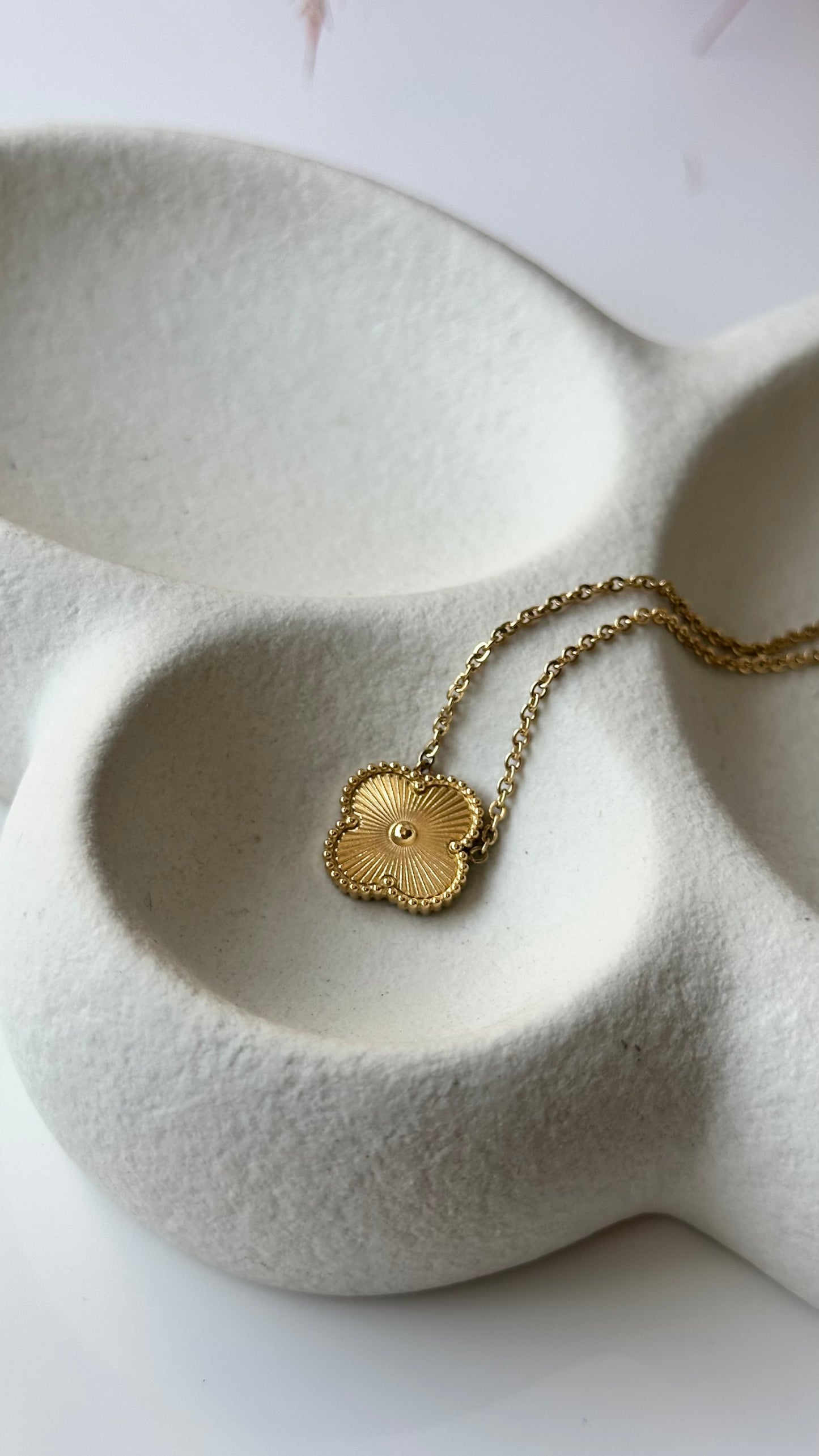 Clover necklace - gold