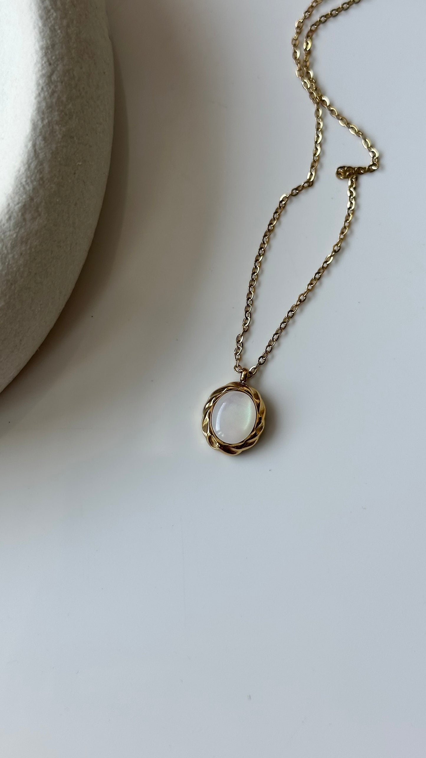 Luma - gold necklace