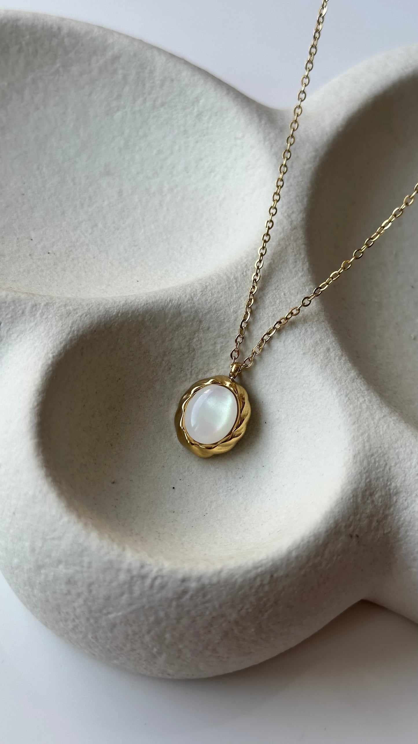 Luma - gold necklace