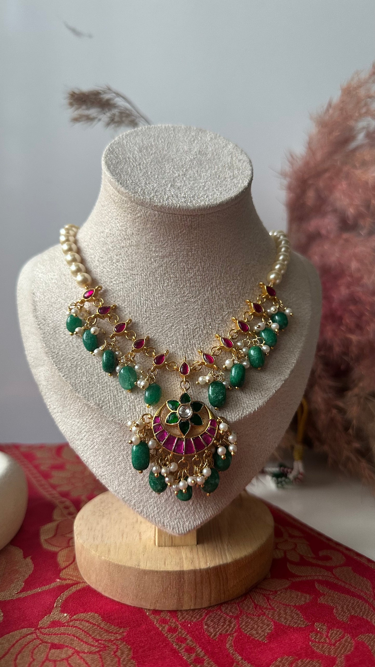 Vaishnavi Kundan Set