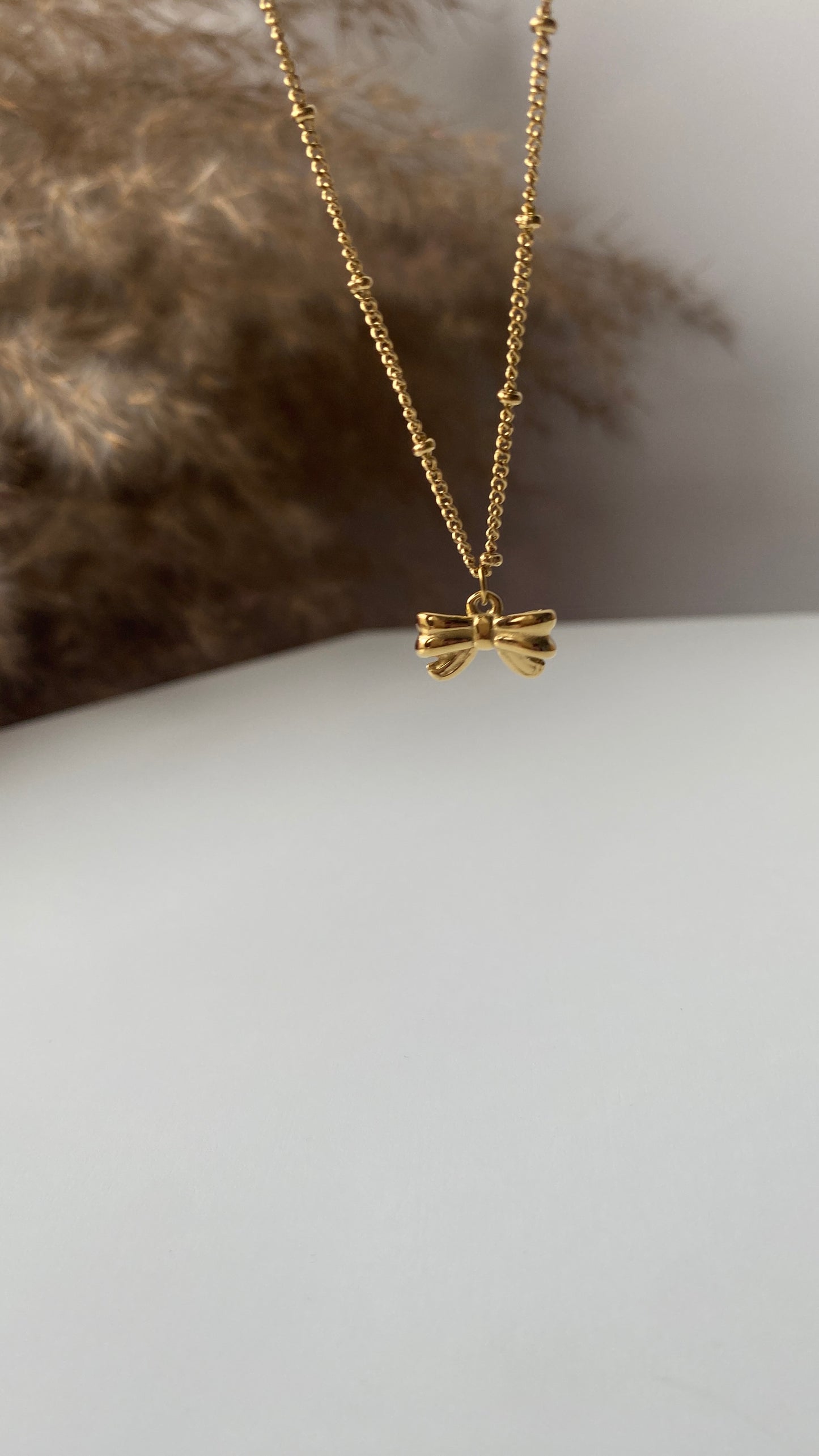 Bow necklace