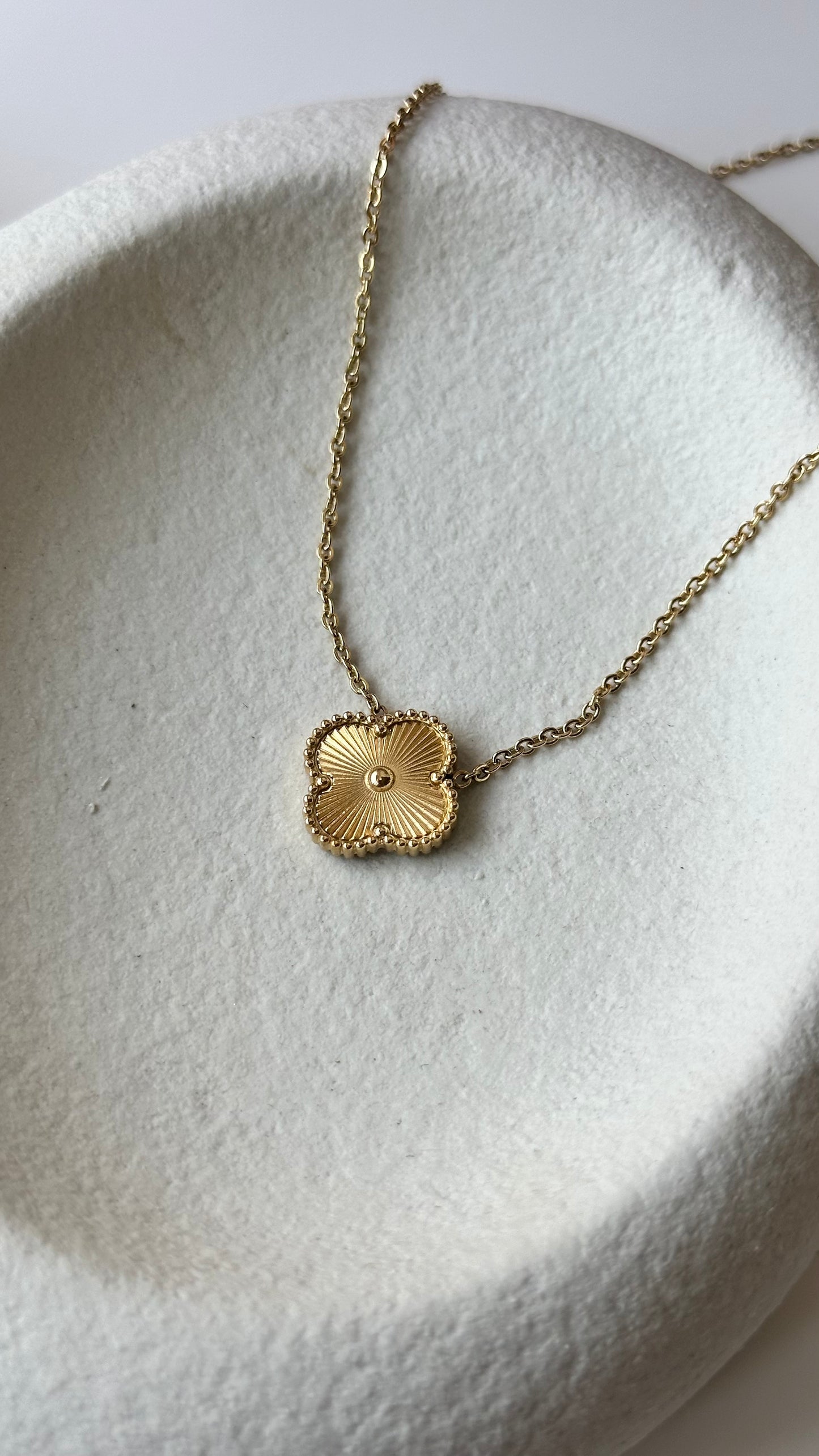 Clover necklace - gold