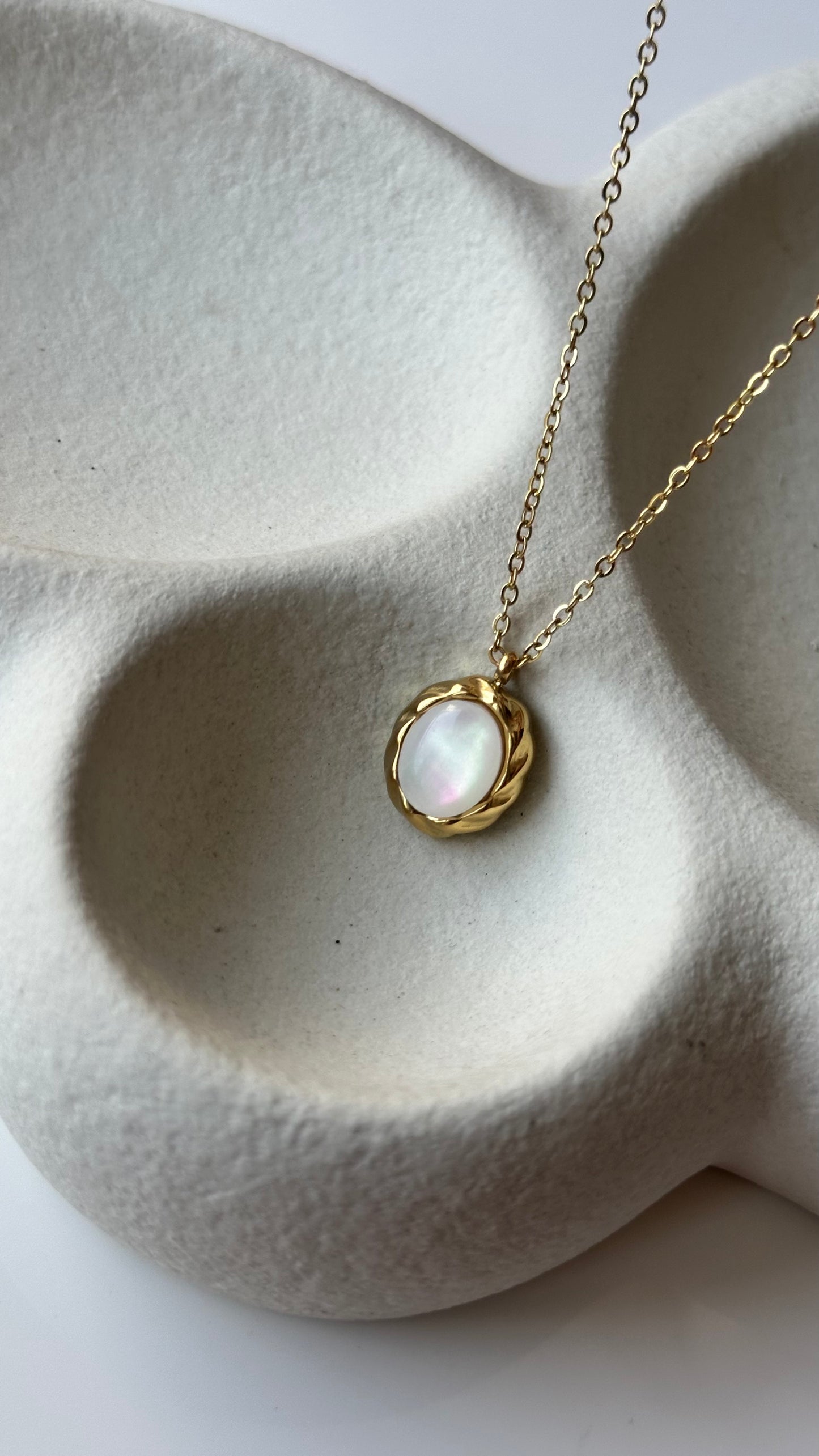 Luma - gold necklace