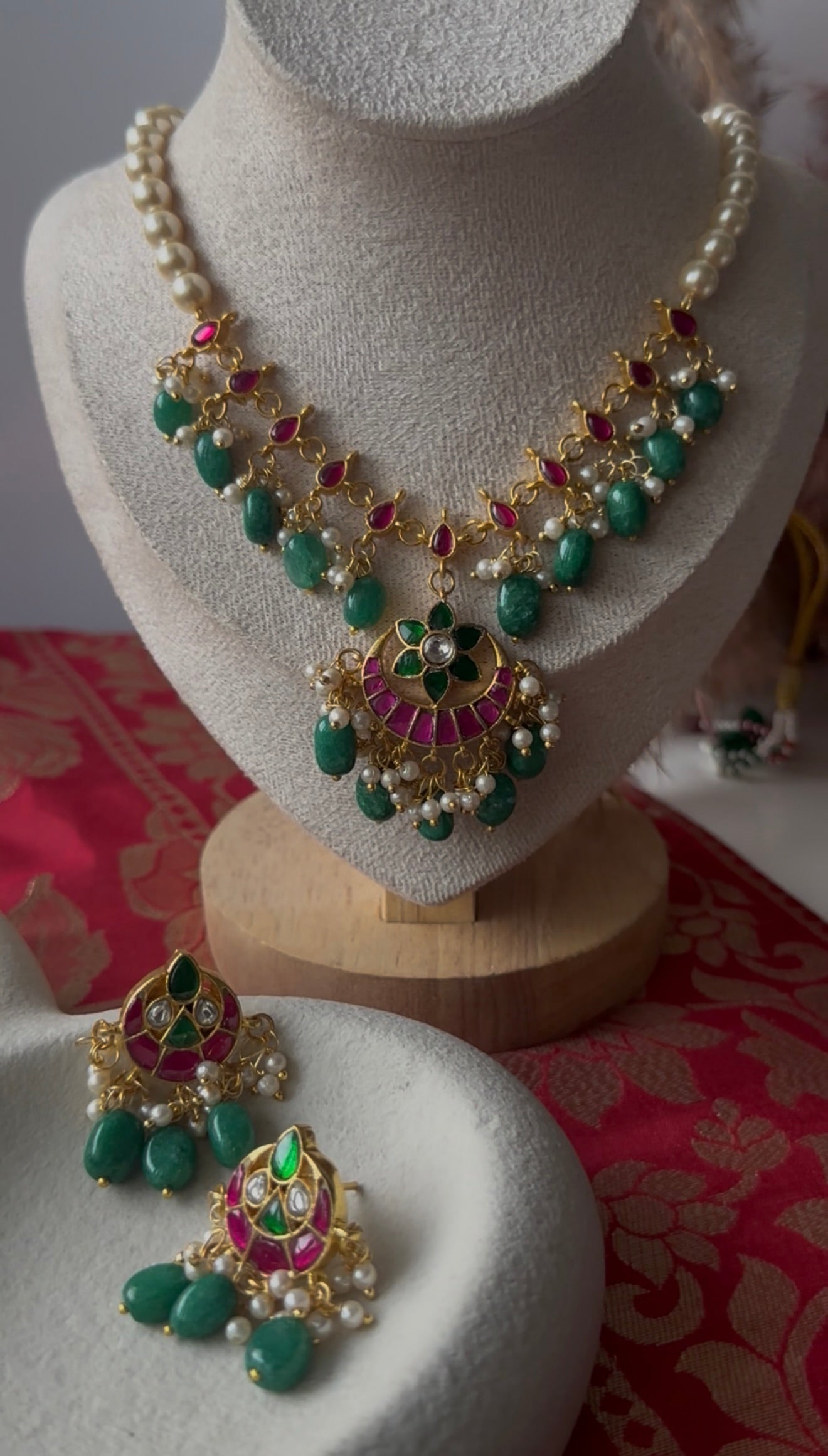 Vaishnavi Kundan Set
