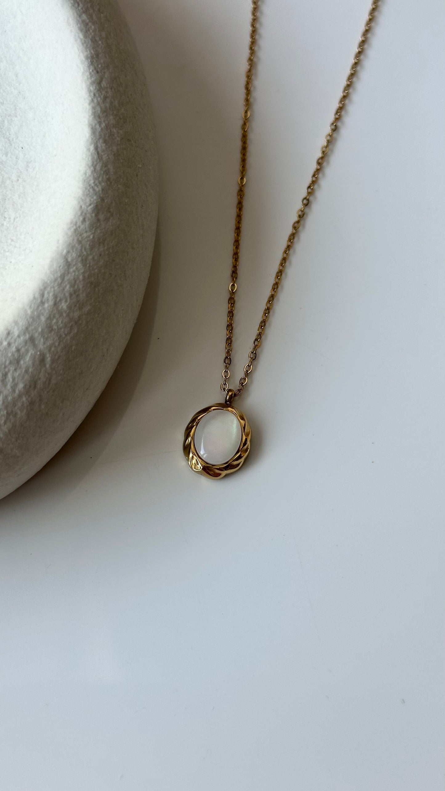 Luma - gold necklace