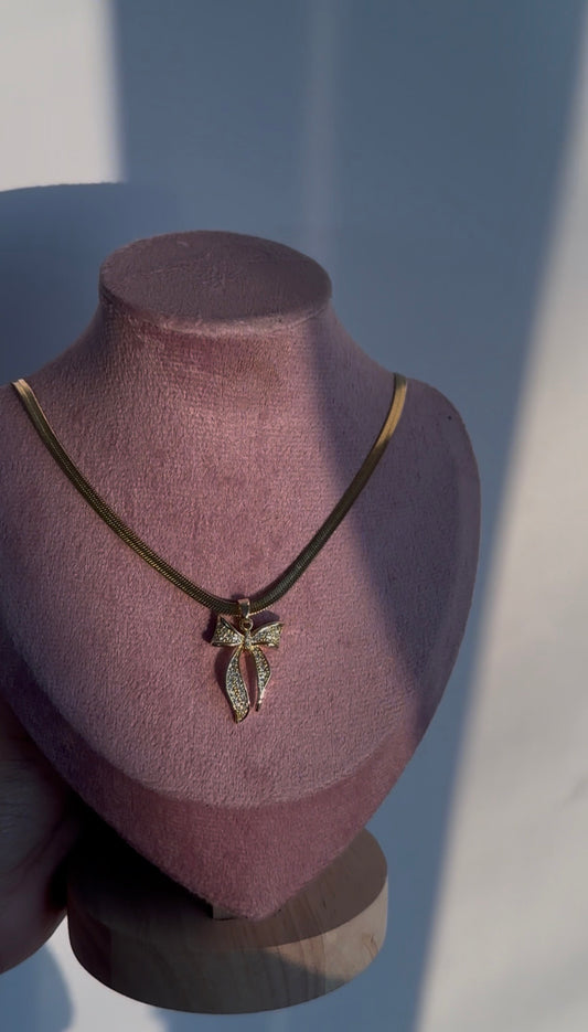 Bow necklace